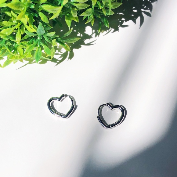 ✨NEW✨ s925 Sterling Silver Stamped Heart Shape Hoop Earrings - Picture 1 of 4